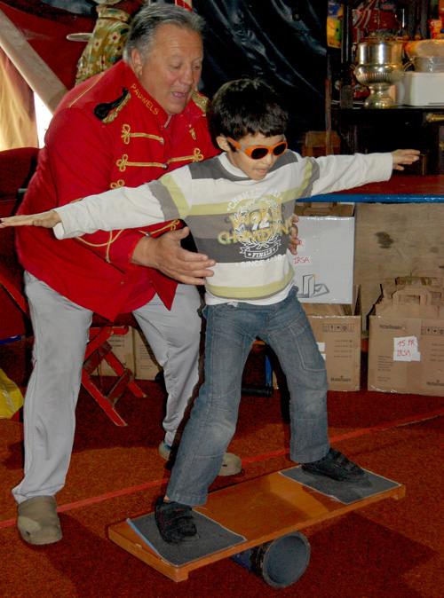 Photo d'un enfant déficient visuel apprenant à se tenir en équilibre au cirque Pauwels lors du Brailleday 2011