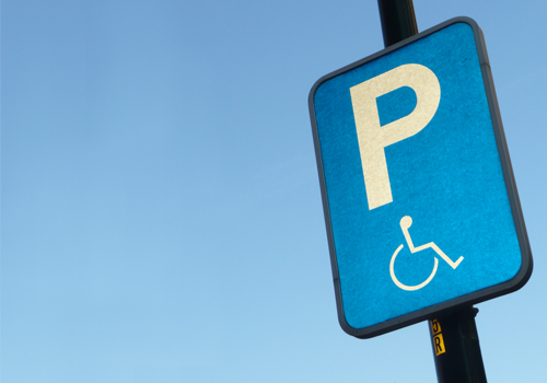 Panneau indiquant un emplacement de parking pour personne handicapée.