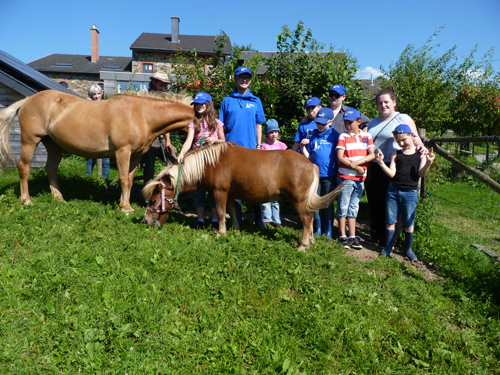 Les enfants prennent la pose avec les animaux de la ferme