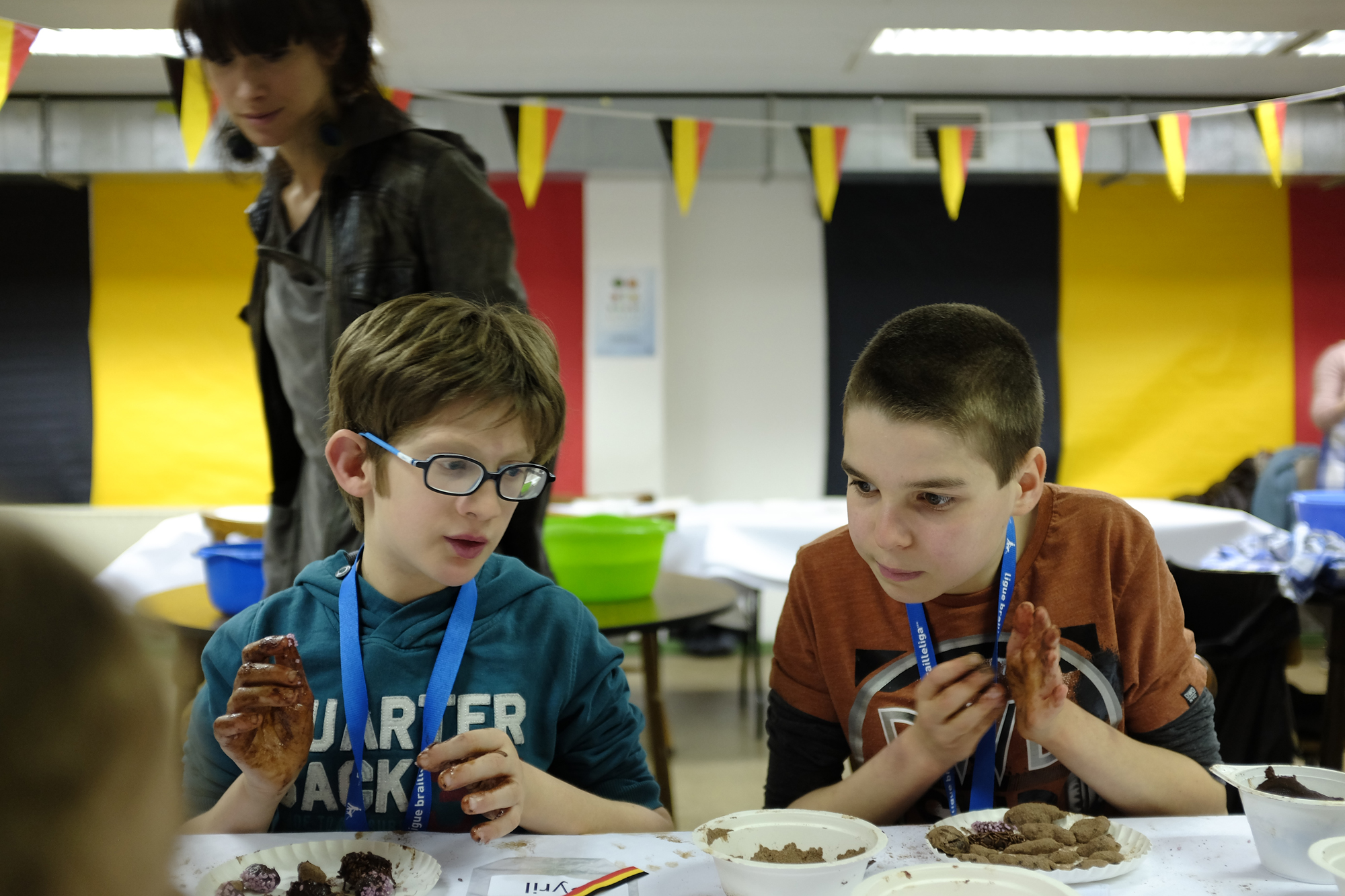 Deux garçons malvoyants s'amusent à faire des truffes belges pendant le BrailleDay 2016. 