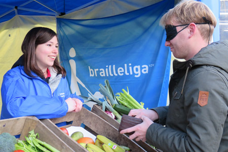 Een voorbijganger doet mee aan onze blinde winkelervaring.