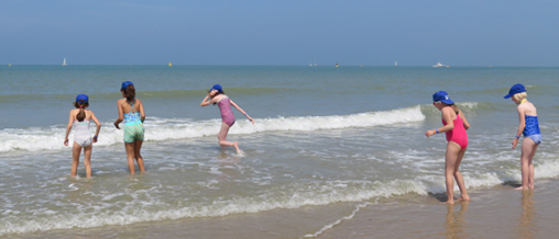 Photo des enfants en train de se promener sur la plage d’Ostende.