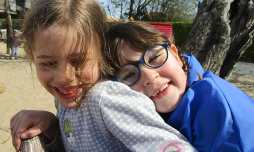 Twee slechtziende kinderen amuseren zich op een vakantiekamp van de Brailleliga.