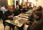 Photo de personnes aveugles et malvoyantes lors du repas Saint-Valentin