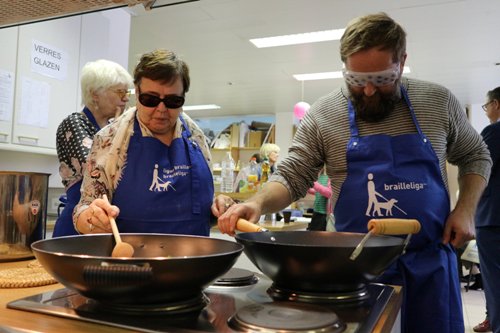 Tom Audenaert kookt samen met blinde en slechtziende personen