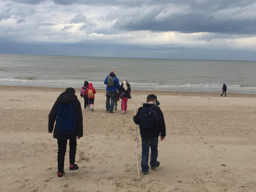 Les enfant se promènent sur la plage le premier jour.