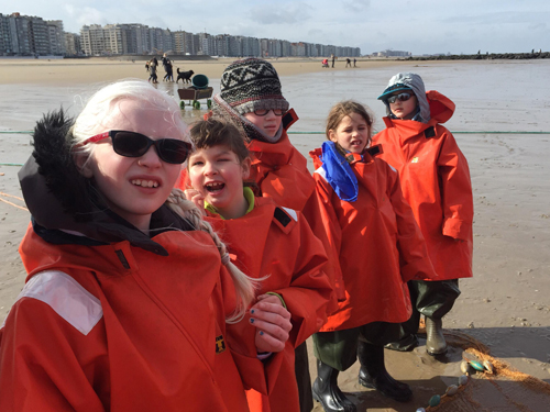 Les enfants chassent la crevette sur la plage.