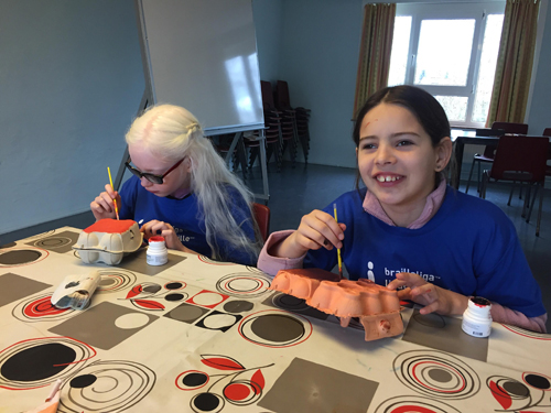 Les enfants déficients visuels lors d’un atelier créatif.