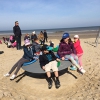 Les enfants s'amusent sur la plage lors du stage de pâques 2018