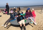 Les enfants s'amusent sur la plage lors du stage de pâques 2018