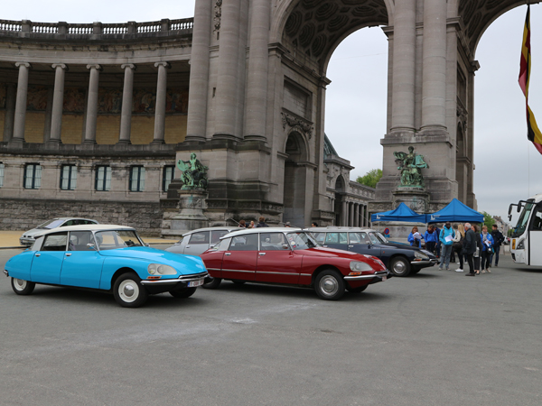 De vieilles voitures dans le Parc du Cinquantenaire.