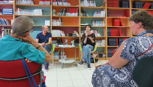 Barbara Abel, assise à côté de Stéphane, bibliothécaire et animateur de la rencontre, répond à une question du public.