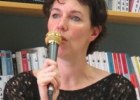 Barbara Abel, assise à côté de Stéphane, bibliothécaire et animateur de la rencontre, répond à une question du public.