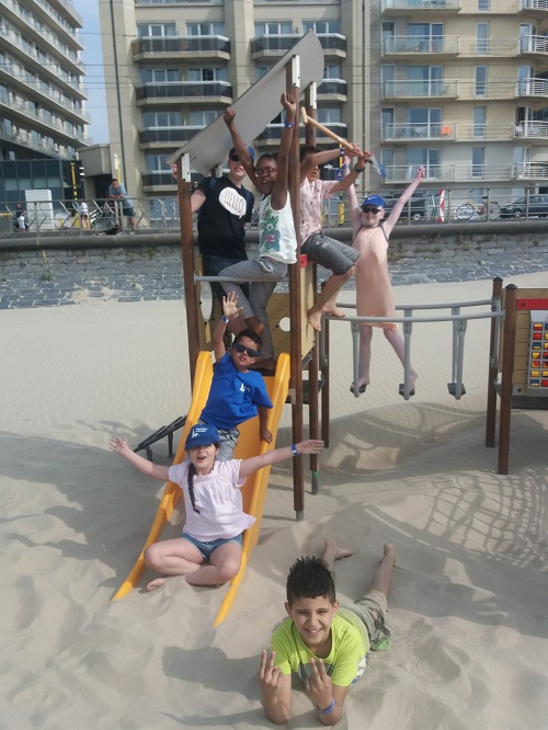 Groupe des enfants à la plage.