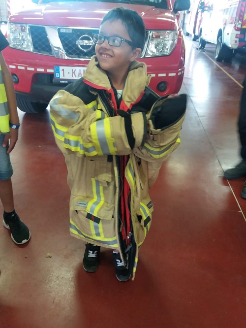 Enfant en visite dans une caserne de pompiers.