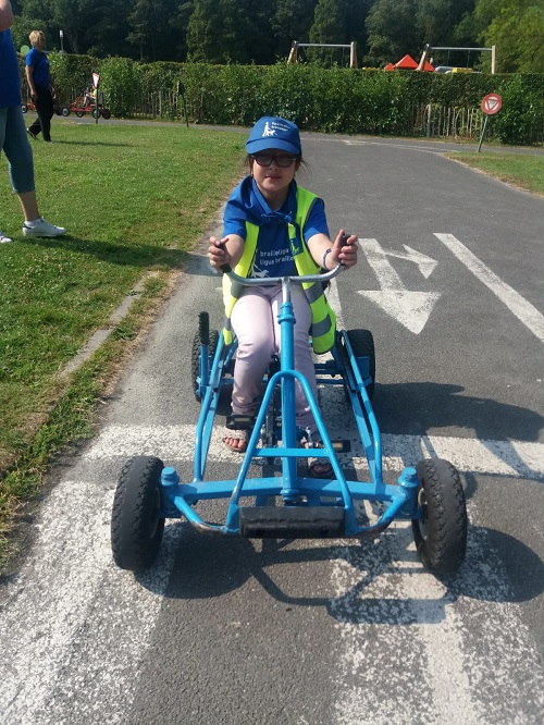 Enfants apprenant à rouler des cuistax avec des accompagnateurs.