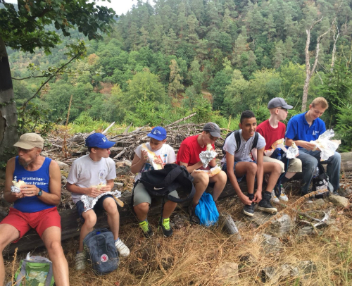 Le groupe des ados prend une pause pour manger un sandwich