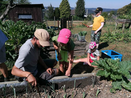 Le guide explique le potager aux enfants du stage