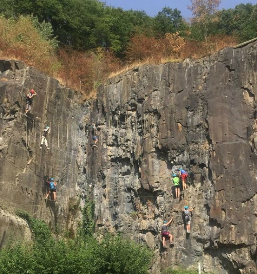 Le groupe des ados en activité escalade 