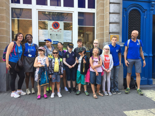 Le groupe des enfants et ados prend la pause avant le départ en bus