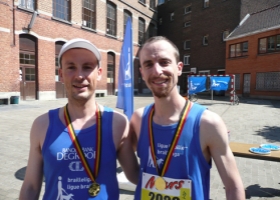 Deux coureurs médaillés participent aux 20km de Bruxelles avec leur entreprise en soutenant la Ligue Braille.
