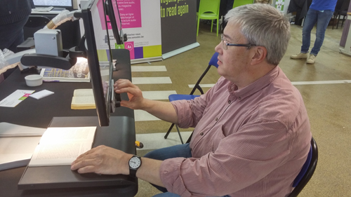 Frédéric, malvoyant, teste un écran adapté au BrailleTech.