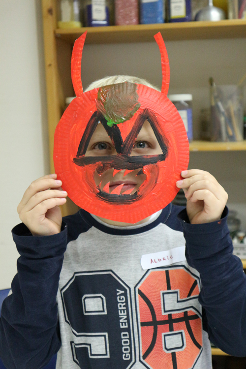 Un enfant du stage Halloween avec un masque.