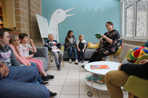 Les enfants dans la bibliothèque de la Ligue Braille écoutent les histoires de sorcière.