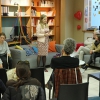 personnes assises à la Bibliothèque