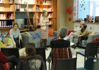 personnes assises à la Bibliothèque