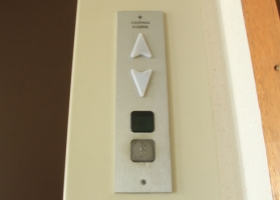 Photo des boutons d'appel de l'ascenseur