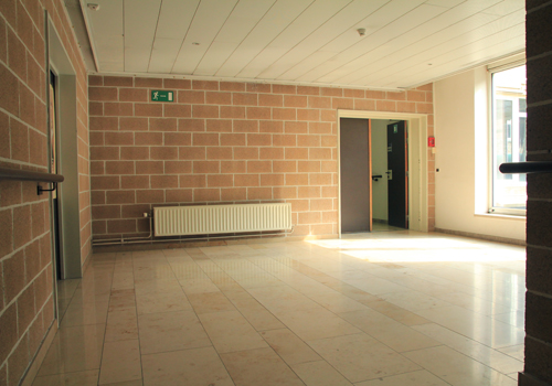 Photo d'un couloir avec indications acoustiques
