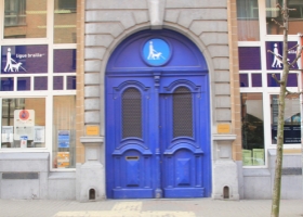Photo de la porte d'entrée de la Ligue Braille