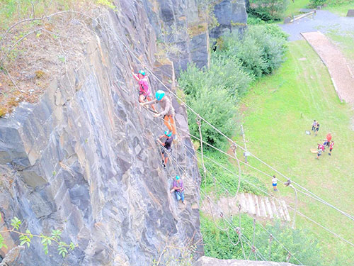 Les enfants escaladent une falaise