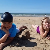 Deux enfants couchés sur la plage