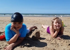 Deux enfants couchés sur la plage