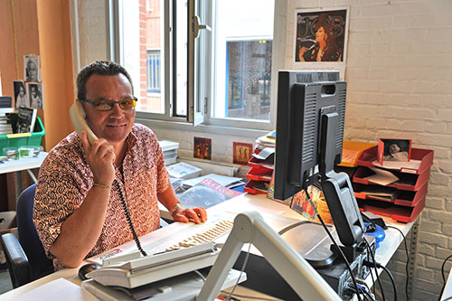 Un homme malvoyant au téléphone