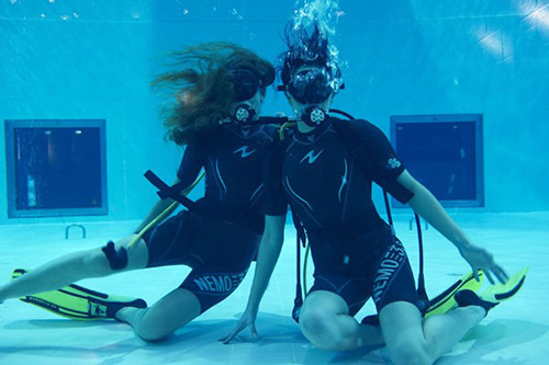 Un couple sous l'eau