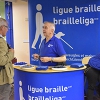 Le stand d'information de la Ligue Braille