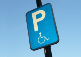 Bord met aanduiding van een parkeerplaats voor gehandicapte personen.