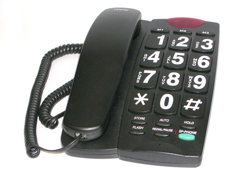 Zwarte vaste telefoon met grote contrasterende toetsen.