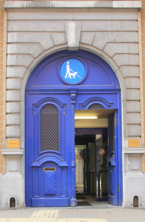 Photo de la porte d'entrée de la Ligue Braille ouverte