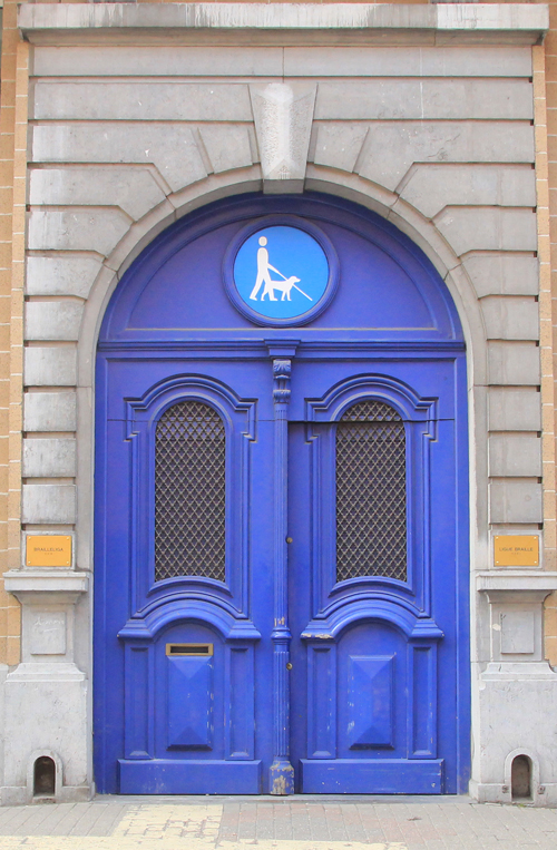 Photo de la porte d'entrée de la Ligue Braille fermée