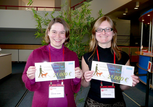 Foto von Sara Van de Veire und Frauke Coppieters, die 2008 von der Stiftung für Blinde ausgezeichnet wurden.
