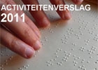 Cover van het jaarverslag 2011. Iemand leest braille met de vingers.