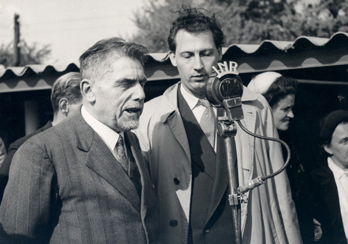 Foto van Gérard Borré (links) bij het openen van de kennel van de Brailleliga in 1952